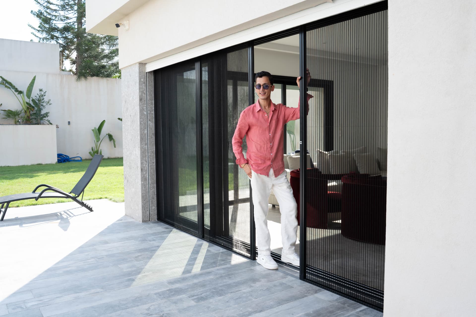 Moustiquaire plissée ouverte sur une terrasse
